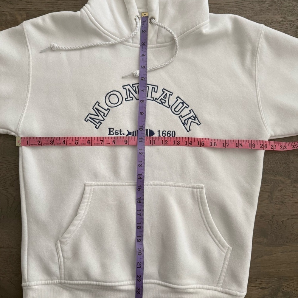 White Embroidered Montauk Hoodie with Embroidered Fish Design Size S 100% cotton - Picture 4 of 5